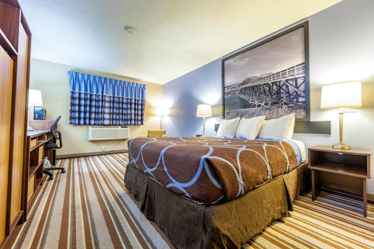 Готель Super 8 By Wyndham Kamloops On The Hill Екстер'єр фото