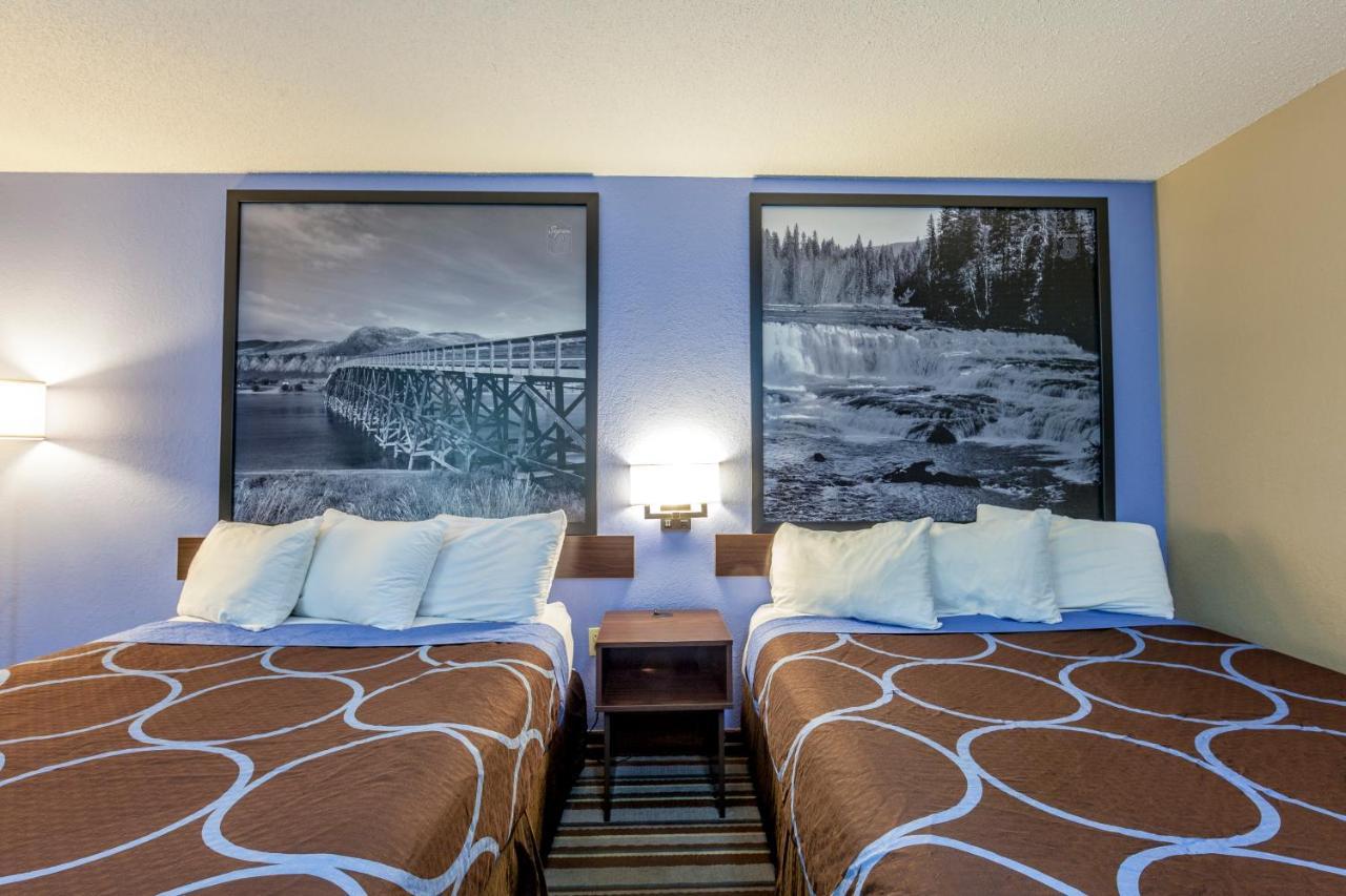 Готель Super 8 By Wyndham Kamloops On The Hill Екстер'єр фото