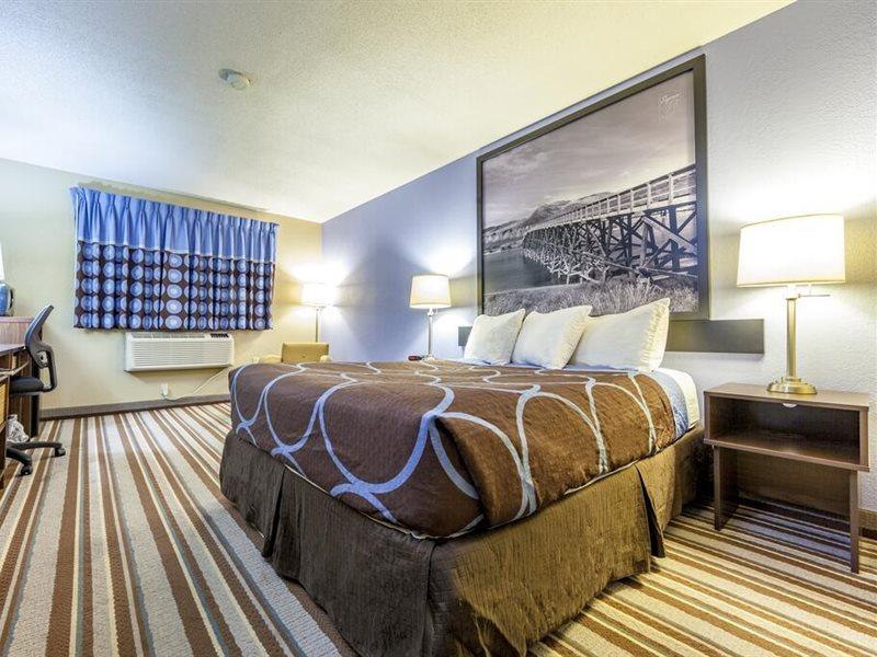 Готель Super 8 By Wyndham Kamloops On The Hill Екстер'єр фото