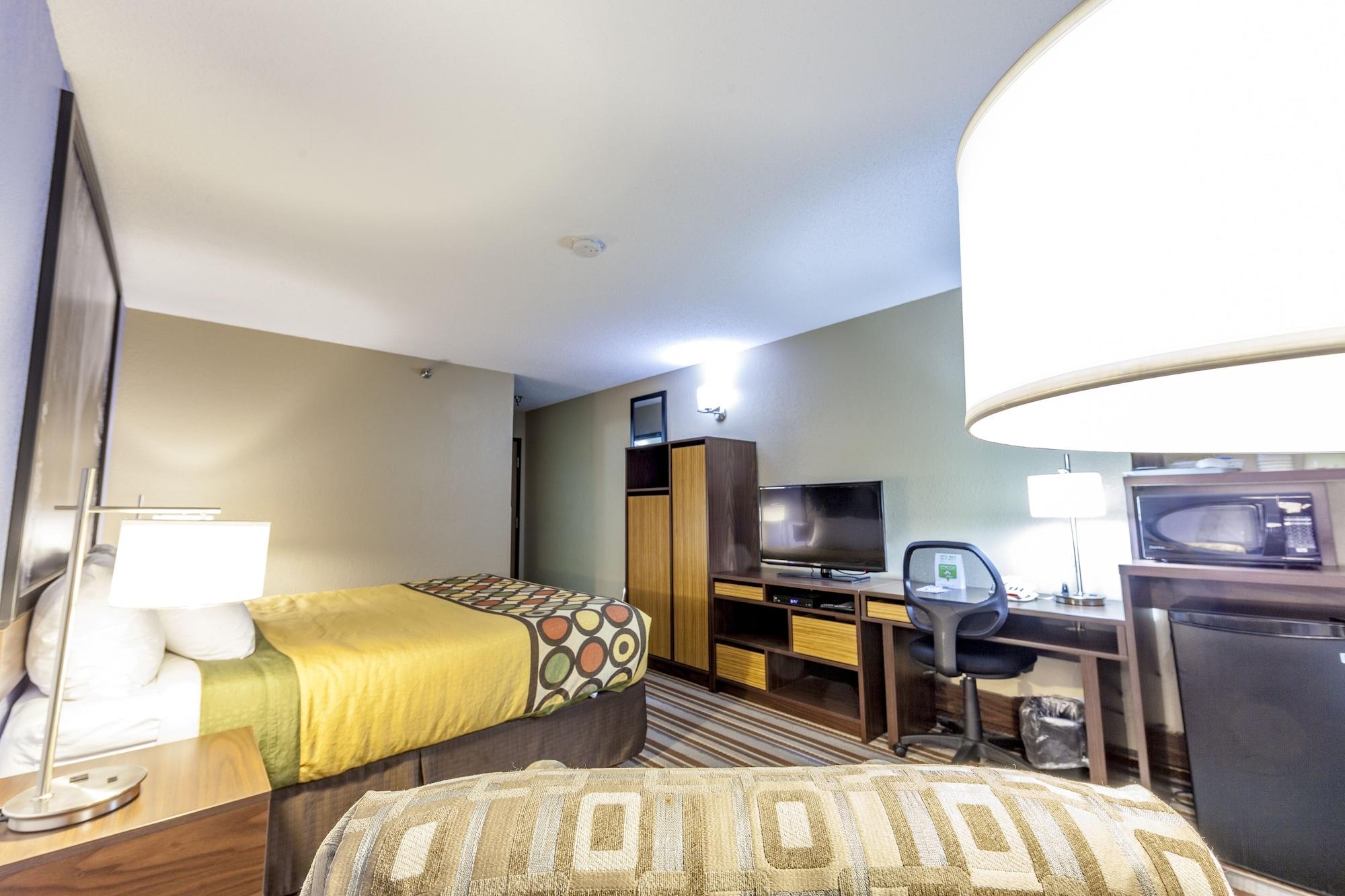 Готель Super 8 By Wyndham Kamloops On The Hill Екстер'єр фото
