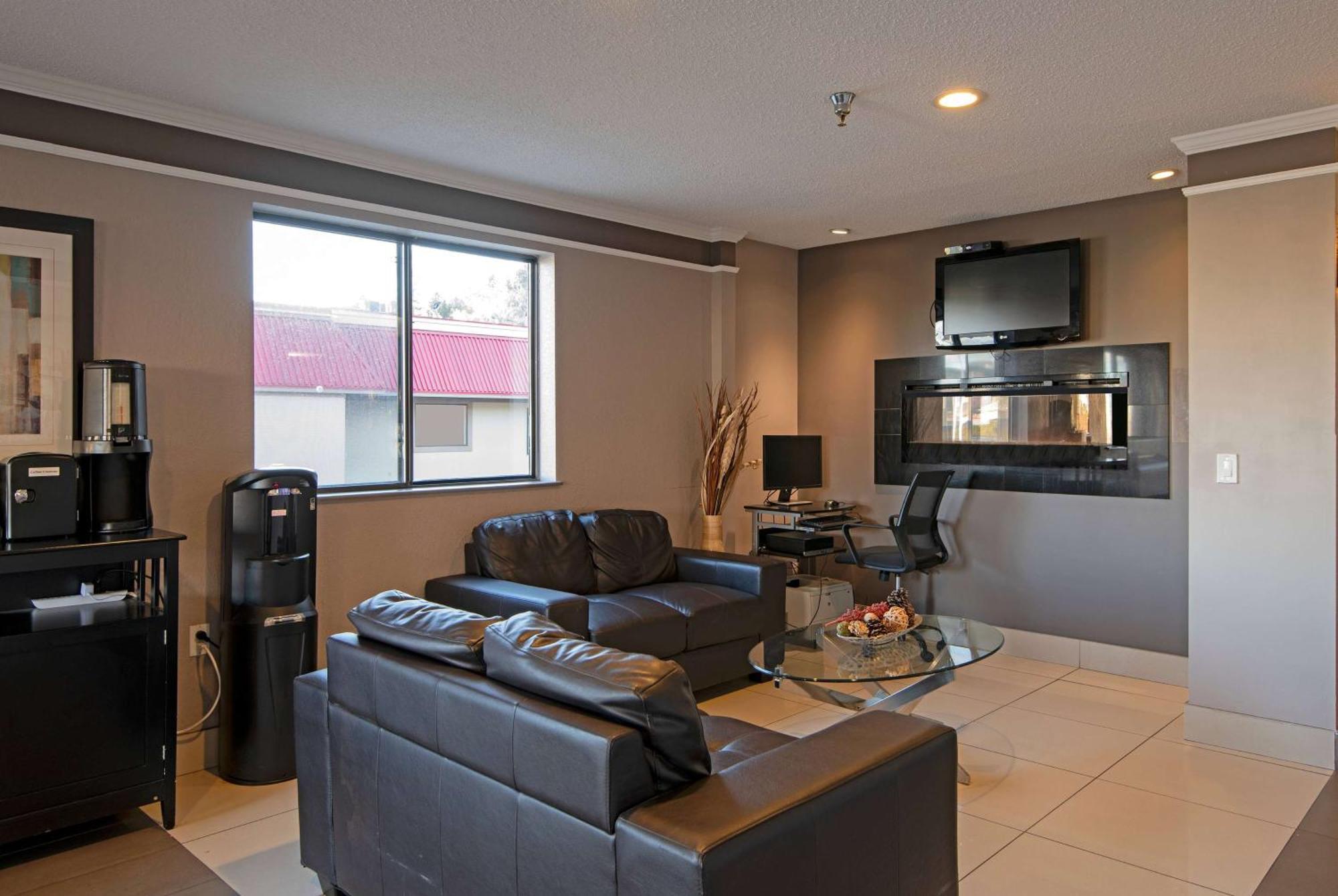 Готель Super 8 By Wyndham Kamloops On The Hill Екстер'єр фото