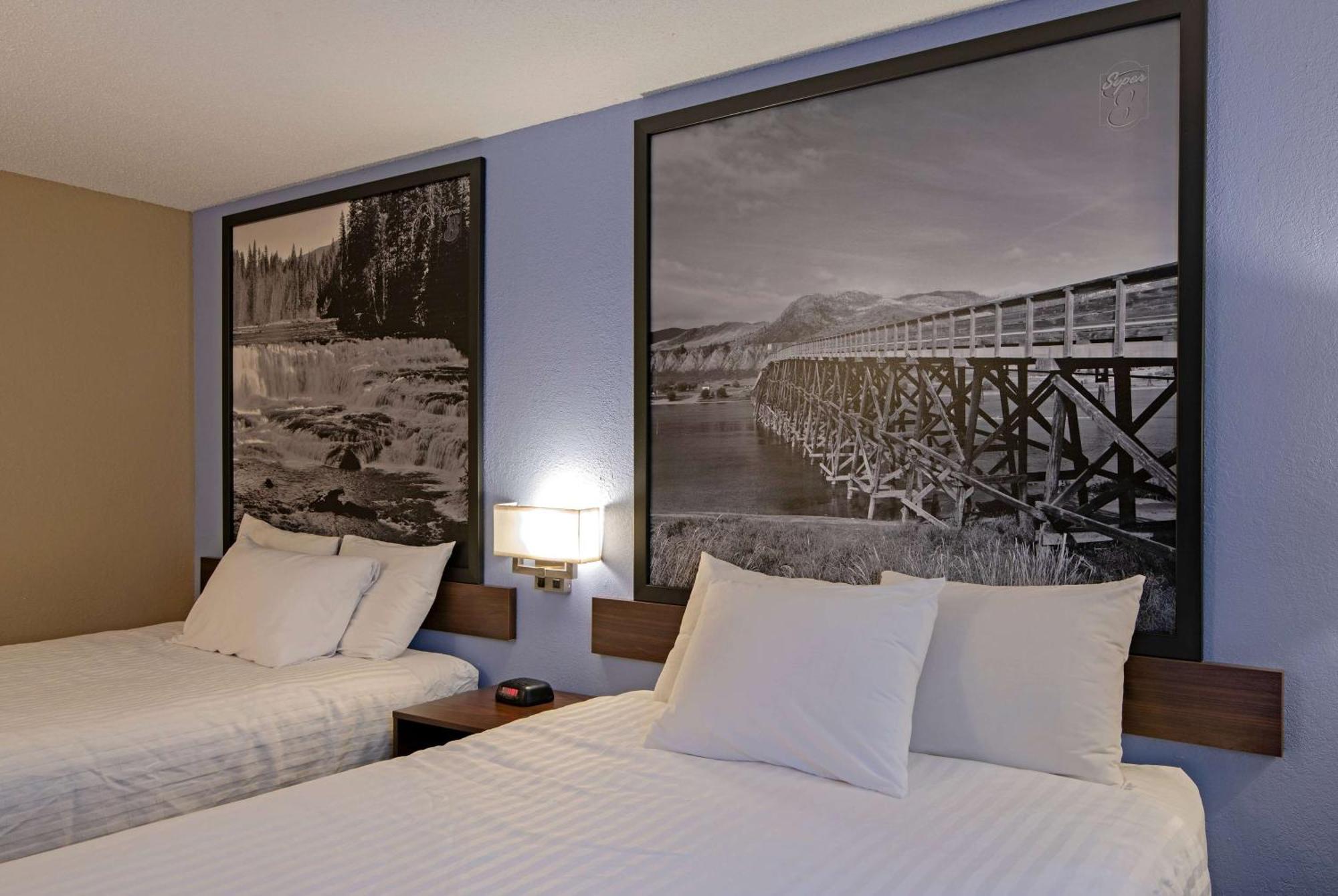 Готель Super 8 By Wyndham Kamloops On The Hill Екстер'єр фото
