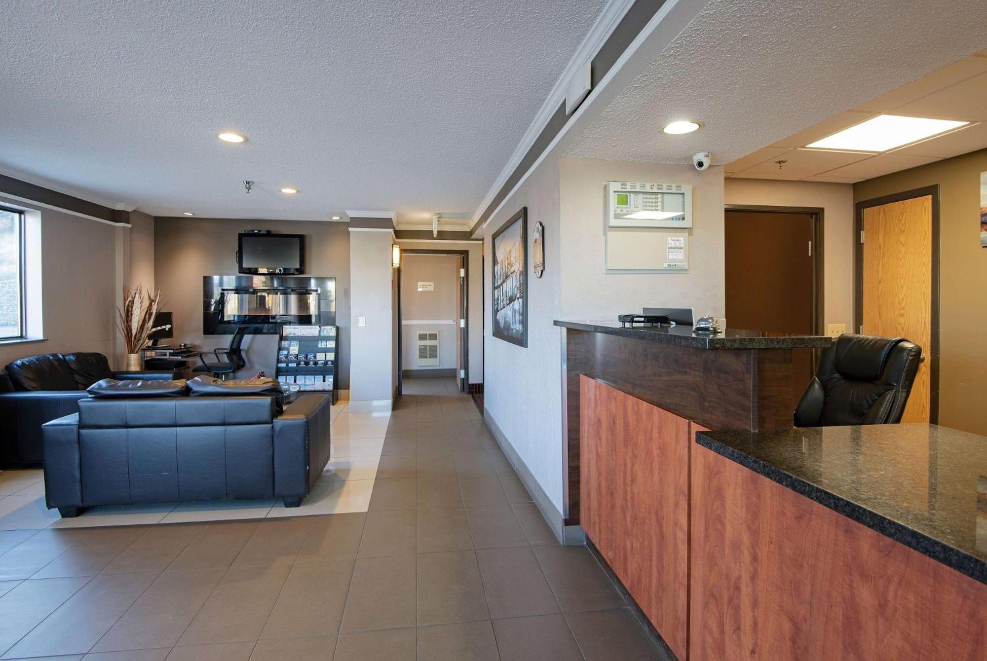 Готель Super 8 By Wyndham Kamloops On The Hill Екстер'єр фото