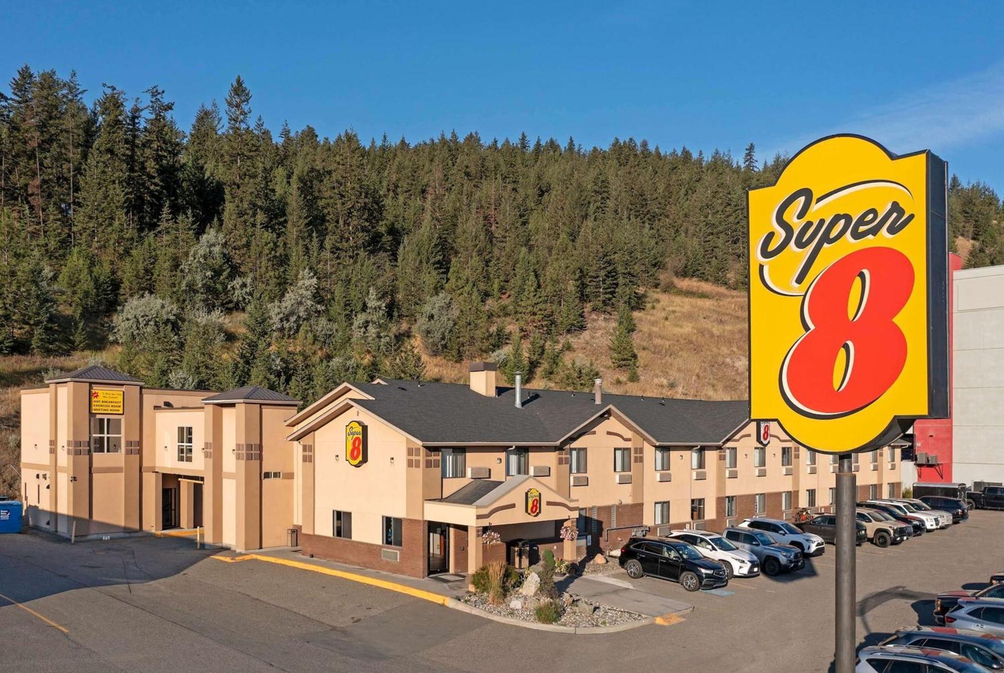 Готель Super 8 By Wyndham Kamloops On The Hill Екстер'єр фото